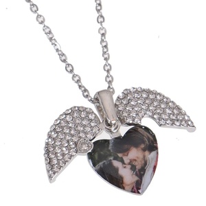 Collana con Foto Personalizzata a Forma di Cuore con Diamanti <span class=keywords><strong>e</strong></span> Ali d'Angelo Qiuhan, Ciondolo Personalizzato, Regalo Significativo per <span class=keywords><strong>Lui</strong></span>/<span class=keywords><strong>Lei</strong></span> - Product Image 3