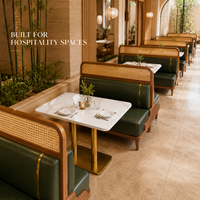Bancs de restaurant en rotin tressé avec table en marbre et colonnes jumelles en laiton pour usage en hôtels et complexes hôteliers