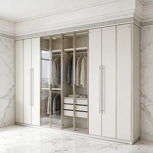 <span class=keywords><strong>Armadio</strong></span> Bianco Personalizzato <span class=keywords><strong>con</strong></span> Finiture Dorate, <span class=keywords><strong>Ante</strong></span> in Vetro e Cassetti per Progetti di Hotel e Appartamenti di Lusso - Product Image 1