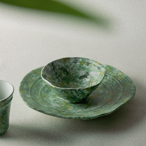 Set di Tazze da Caffè in Ceramica Verde Marmorizzata con Piattino dal Bordo Ondulato per Cerimonia del Tè Minimalista e Uso in Caffetterie Moderne - Product Image 1