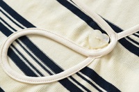 Haut tricoté rayé à manches longues pour femme, avec découpe en forme de cœur et boutons, coupe ajustée, style preppy nautique, basique, OEM ODM, personnalisable, chemise décontractée en tricot pour femme
