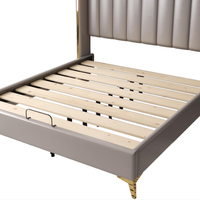 Lit double king size de luxe avec plateforme et tête de lit haute, cadre de lit rembourré pour suite de chambre principale