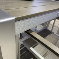 Ensemble de table carrée de restaurant en aluminium brossé Coets, anti-moisissure et anti-corrosion, pour extérieur et bord de mer, avec plateau de table en bois gris pour extérieur