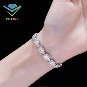 กำไลข้อมือแฟชั่นแบบ unisex  ประดับเพชร VVS มอยส์ซาไนต์  ทรงบาแกตต์  พร้อมใบรับรอง GRA  เงินแท้ 925 ชุบทอง 18K  ผ่านการทดสอบเพชร - Product Image 3