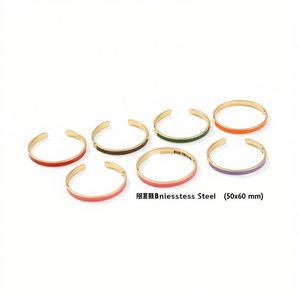 Bracciale Aperto Angelina in Acciaio Inossidabile 50x60 mm Placcato Oro, Gioiello Unisex alla Moda - Product Image 1