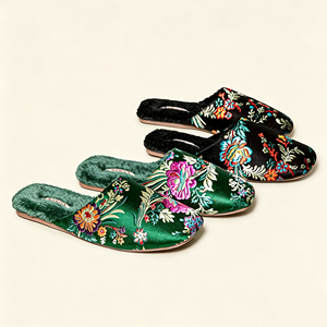Nouvelles pantoufles d'hiver en satin et coton brodé de style chinois, épaisses et douces, antidérapantes avec semelle en caoutchouc, chaudes, pour la maison, unisexe - Product Image 2