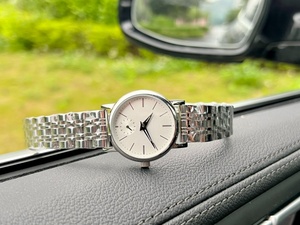 Montre-bracelet minimaliste pour homme avec index horaires en forme de bâtonnets, petite seconde et bracelet en acier inoxydable, idéale pour le quotidien et les occasions formelles (style Omega) - Product Image 3