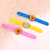 Op maat gemaakte siliconen slap bracelets, gepersonaliseerde slap bandjes als party-favour voor kinderfeestjes, groothandel schoolklas prijs cadeau