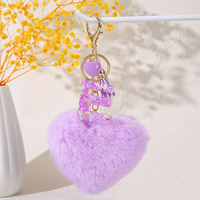 Nouveau porte-clés en alliage de résine en forme de cœur violet avec paillettes et pompon, design réutilisable, accessoires de mode pour femmes, sac à dos