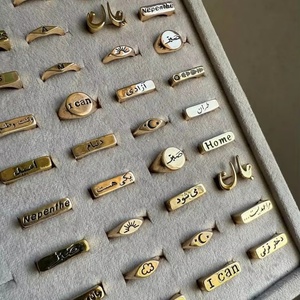 Anillo de Joyería Personalizable de Acero Inoxidable Pulido Brillante, Accesorio Chapado en Oro para el Día de la Madre y el Día del Padre - Product Image 1