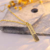 Collier personnalisé en acier inoxydable plaqué or 18 carats avec pendentif rectangulaire gravé d'un empreinte digitale unisexe