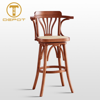 Chaises de bar modernes en bois massif avec dossier haut, assise en rotin tressé, accoudoirs et repose-pieds – Vente en gros