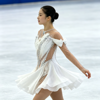 Robe de patinage artistique blanche à épaules dénudées et manches longues, costume en maille orné de plumes et de strass pour filles et femmes en compétition