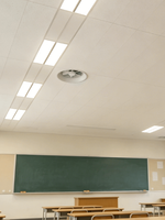 Panneau de plafond en fibre de verre ignifuge 595x595mm 12-30mm insonorisant utilisé en classe/laboratoire