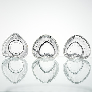 Directo de fábrica Logotipo personalizable Vaso de chupito en forma de corazón personalizado Diseño clásico Copa de vino pequeña para hoteles Embalado en caja - Product Image 1