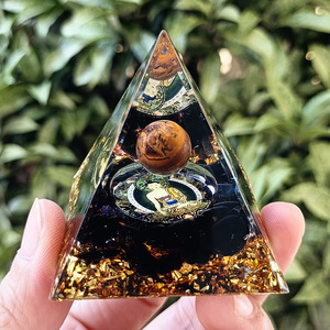 Pyramide en résine de galets de cristal, ornement de bureau artisanal, décoration d'aquarium, statue de Bouddha œil de tigre, cadeau - Product Image 4