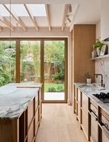Ensemble de cuisine et table à manger de luxe en chêne clair, avec comptoir en marbre et appareils électroménagers intégrés