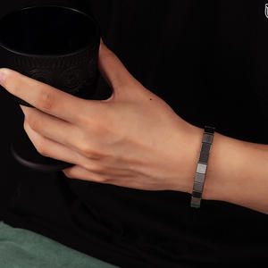 Pulsera de Piedras Negras Geométricas para Hombre, Estilo Retro, Chapada en Titanio, Elástica, con Cuentas de Colores Mixtos, en Capas, de Moda - Product Image 4