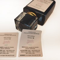 Étiquette adhésive carrée imperméable pour flacon de parfum en verre cosmétique avec logo personnalisé imprimé sur l'emballage