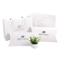 Boîte en carton rigide recyclable personnalisable avec logo argenté en relief, taille sur mesure, design coussin rose, cadre photo, pelliculage mat