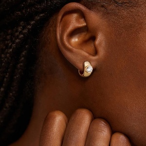 Venta al por Mayor de Aretes de Aro con Incrustaciones de Moissanita VVS de Corte Redondo de 4 Puntas, Chapados en Oro de 14k, para Unisex - Product Image 2