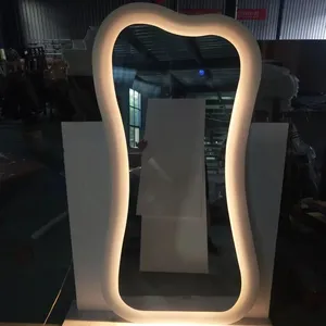 Miroir de sol sur toute la longueur personnalisé, en forme de vague irrégulière, avec éclairage LED, adapté à un usage domestique dans les magasins de vêtements - Product Image 3