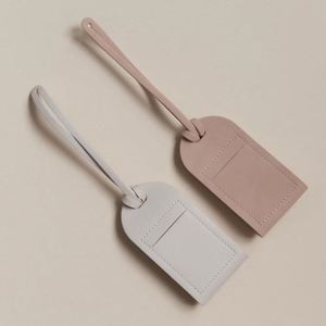 Étiquette de suivi de bagages en cuir crème avec lettre pour avion - Product Image 2