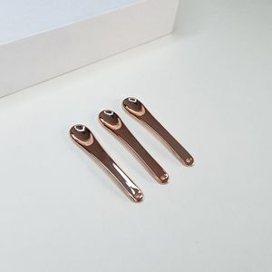 Cuillère à cosmétiques perforée en plastique électroplaqué de 6 cm – Pour crème contour des yeux et masque – Vente en gros disponible - Product Image 1