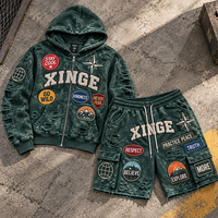 Ensemble de survêtement deux pièces en coton pour homme, avec sweat à capuche double couche et short cargo, style streetwear patchwork vieilli, idéal pour l'entraînement et les activités sportives