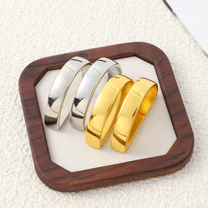 Set di <span class=keywords><strong>portatovaglioli</strong></span> in <span class=keywords><strong>oro</strong></span> opaco di lusso moderno all'ingrosso matrimonio decorativo in metallo <span class=keywords><strong>portatovaglioli</strong></span> anelli semicerchio ristoranti natale - Product Image 2