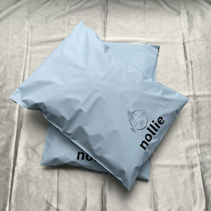 Enveloppes en polyéthylène bleues mates personnalisées avec impression noire - Sacs d'expédition imperméables pour les marques de vêtements et de style de vie - Product Image 4