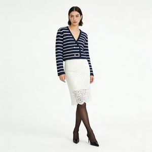 <span class=keywords><strong>Pull</strong></span> en jacquard à col en V à manches longues pour femmes, automne-hiver 2025, OEM et ODM personnalisés, couleur contrastée, <span class=keywords><strong>rayé</strong></span>, cardigan en tricot avec boutons - Product Image 1