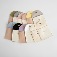 Individuelles Logo Mikrofaser Druckknopf Schmuckbeutel Handgefertigt Quadratisch 8*8cm Tragbare Schmuckverpackungstasche für Halsketten Ringe