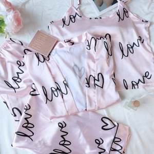 Sfy-y5062 Prix d'usine Ensemble pyjama en satin 3 pièces imprimé cœurs roses avec robe, gilet et short pour femmes – Nuisette et pyjama pour adultes - Product Image 2