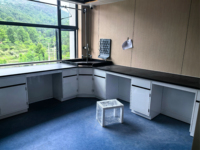 Banc de laboratoire en métal moderne en forme de L pour petite pièce avec armoire d'angle, table de laboratoire électronique antistatique avec étagères et prises