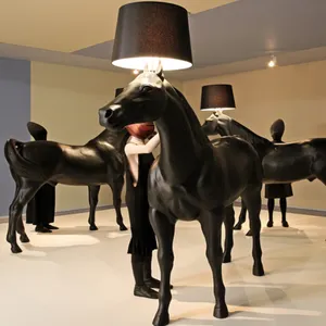 Cavallo scultura lampada da terra decorazione Club Hall Ferghana cavallo vetro acciaio Lobby Loft resina artefatto luci in piedi