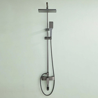Ensemble de douche moderne apparent à trois fonctions avec mitigeur thermostatique à poignée unique, jets de pluie et de massage, et barre de douche coulissante