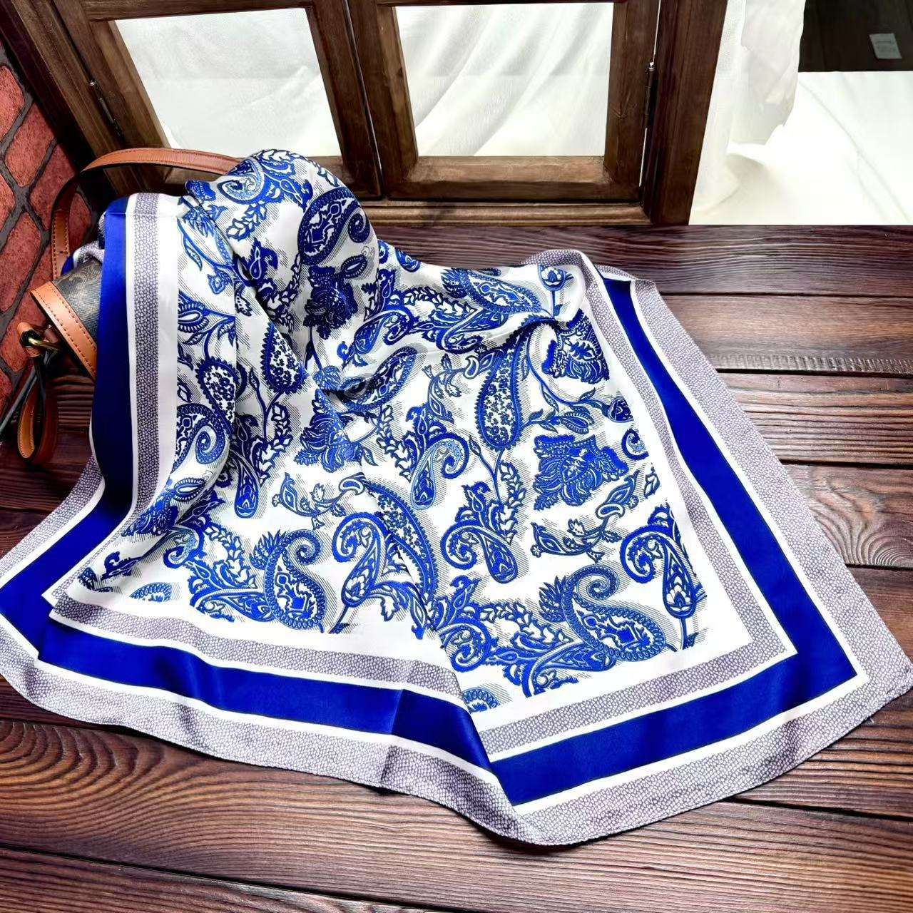 เครื่องลายครามสีน้ำเงินและสีขาว