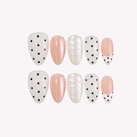 Ongles en acrylique à presser, blanc laiteux, à pois noirs, gaufrés 3D, texture nacrée rose nude, forme amande délicate