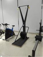 Améliorez votre entraînement avec la dernière machine à ski, conçue pour les amateurs de fitness et d'aventure.