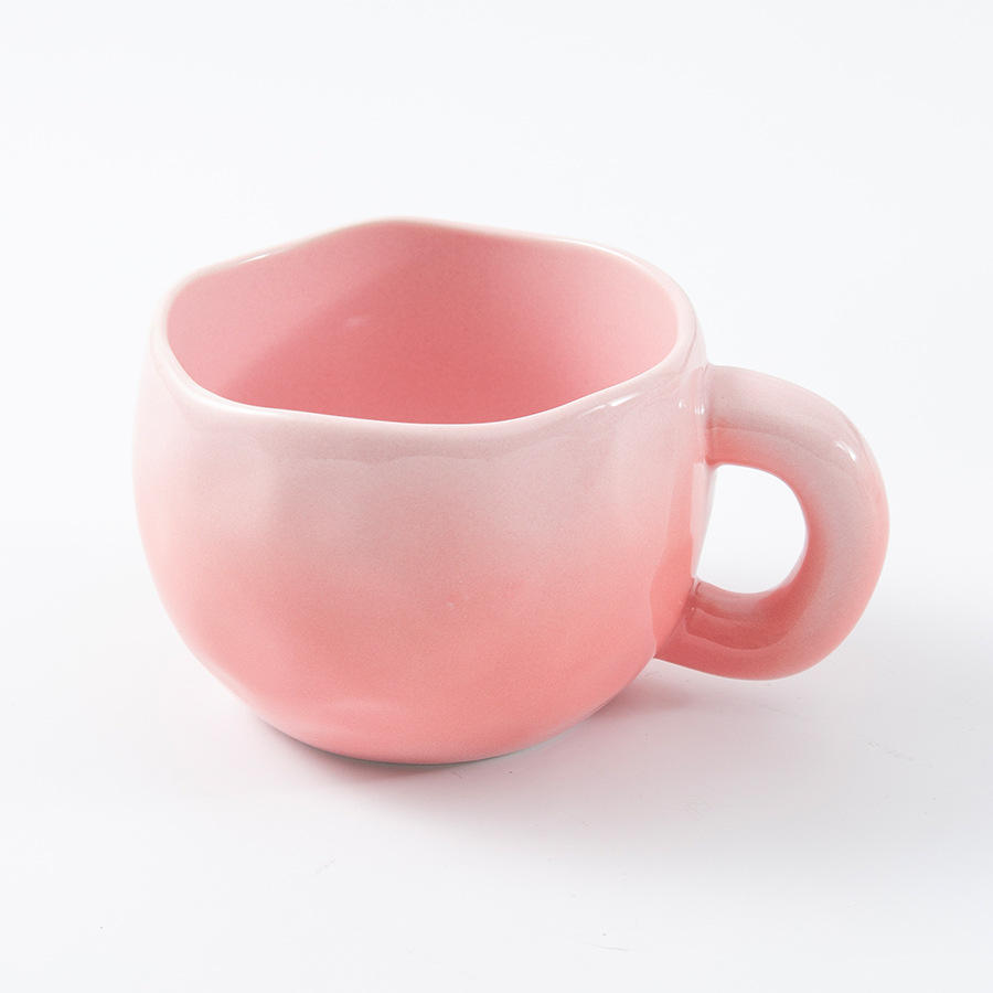 Tasse sculptée à la main rose dégradé