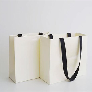 Bolsa <span class=keywords><strong>de</strong></span> Papel para Regalos, Bolsa <span class=keywords><strong>de</strong></span> Regalo Personalizada <span class=keywords><strong>de</strong></span> Papel Reciclado Color Marfil para <span class=keywords><strong>Ropa</strong></span>, con Asa <span class=keywords><strong>de</strong></span> Cinta, Bolsa <span class=keywords><strong>de</strong></span> Papel <span class=keywords><strong>de</strong></span> Lujo Color Crema - Product Image 1