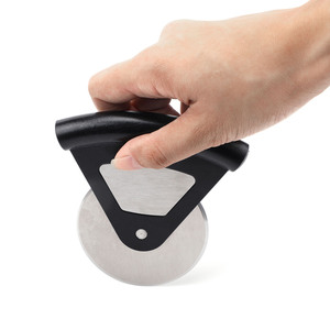 Coupe-pizza triangulaire en acier inoxydable, rouleau noir antidérapant pour la cuisson, outils de cuisine HX 137P35 - Product Image 5