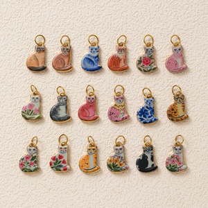 Chats floraux fantaisistes |   Pendentif chat en acier inoxydable plaqué or 18K PVD, émail peint à la main, imperméable, hypoallergénique et durable - Product Image 3