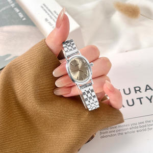 นาฬิกาควอทซ์สายเหล็กรูปไข่ขนาดเล็กสำหรับผู้หญิงอารมณ์เรียบง่ายและสง่างามแสงหรูหราย้อนยุค - Product Image 4