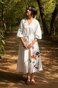 Vestido Midi Meadow Patch 100% Algodón Tejido, Cintura Natural, Mangas 3/4, Dobladillos Elásticos, Bordado Floral en la Parte Delantera y Trasera, Corte en A - Product Image 4