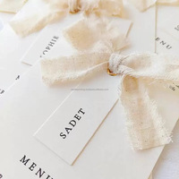 Cartes de vœux élégantes en papier coton imprimées à la vanille, imprimées en offset, estampées à chaud avec les noms des invités, rubans fantaisie, logo personnalisé, menu