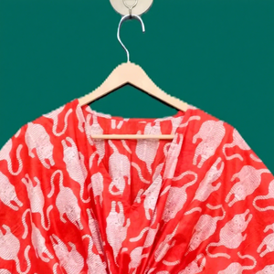 Caftán Midi de Algodón Ecológico con Estampado a Mano en Rojo Vibrante, Estilo Bohemio Artesanal, Ropa de Verano Elegante con Cuello en V - Product Image 1