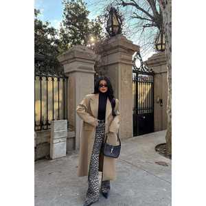 Abrigo para Mujer Color Bronceado con Detalle de Bolsillo Abotonado en la Parte Delantera - Product Image 4