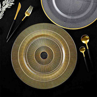 Assiettes en verre populaires pour la décoration de banquet de mariage assiettes de chargeur à bordure dorée vaisselle transparente de luxe en gros